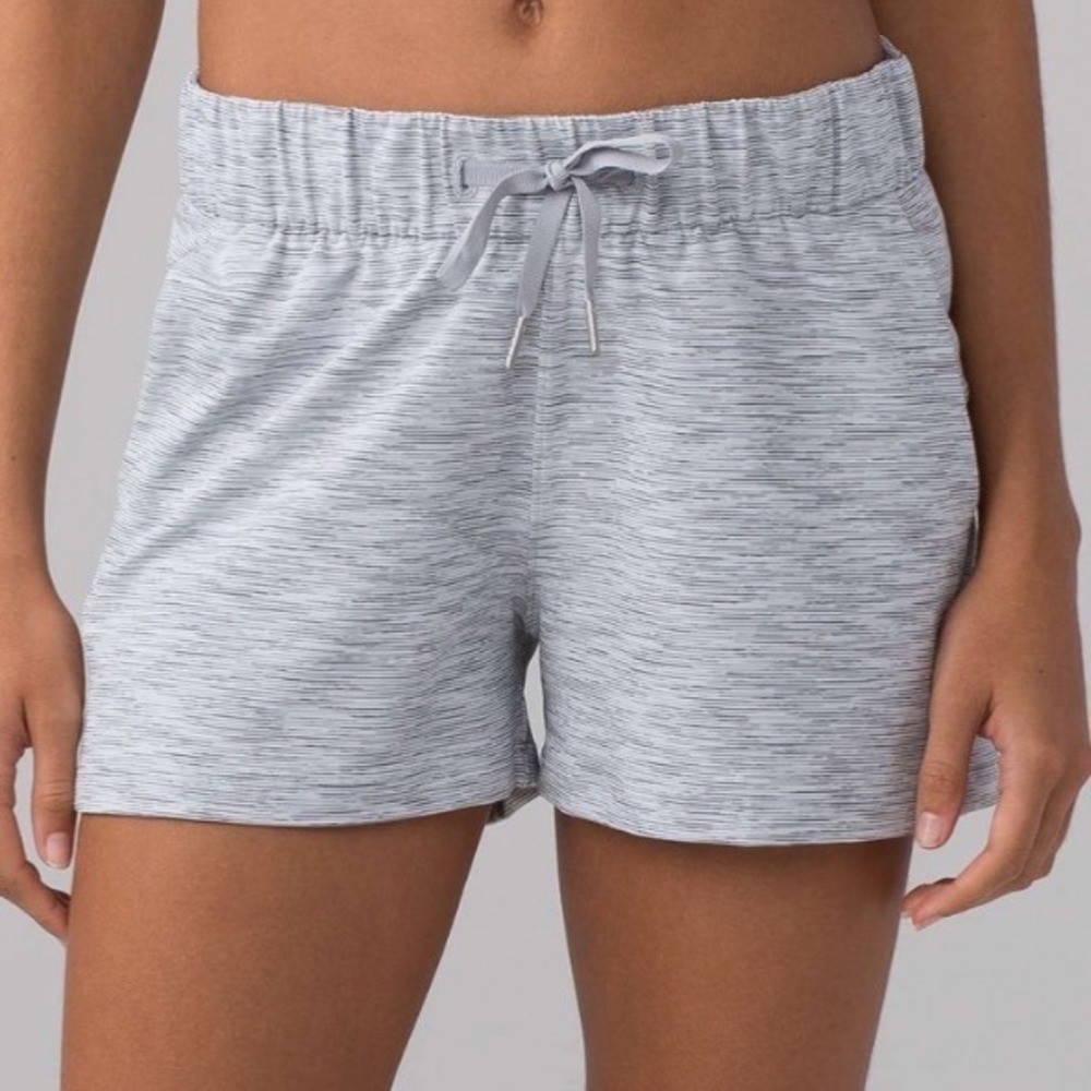Lululemon On The Fly Short 2.5" Grey White Drawstring‎ Size 4